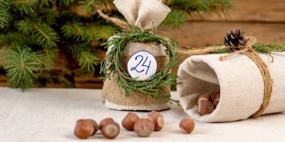 Doma vyrobený adventní kalendář, ze kterého se sypou lískové oříšky