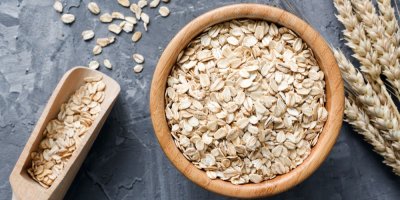 Ovesné vločky v dřevěné misce