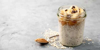 Ovesná kaše s ovocem ve sklenici