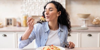 Žena, která jí špagety