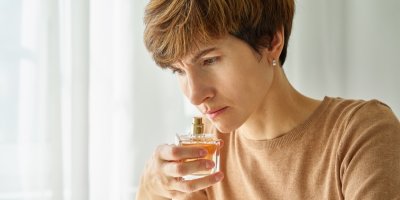 Žena čichá k parfému