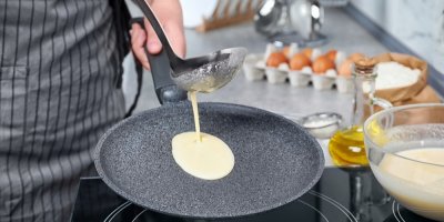 Nalévání palačinkového těsta na pánev