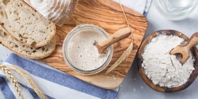 Kvásek ve sklenici na prkénku