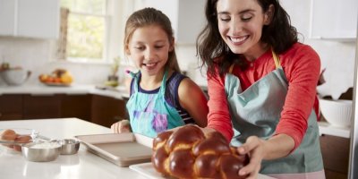 Žena a dívka pečou vánočku