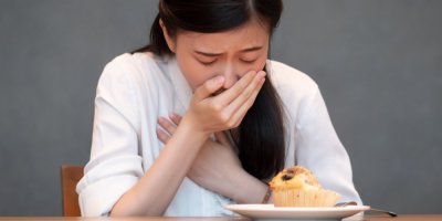 Ženě je špatně z jídla