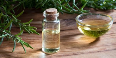 Tea tree olej v lahvičce a mističce