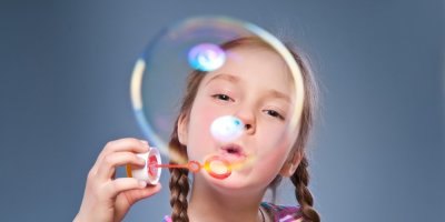 Dívka vyfoukla velkou bublinu