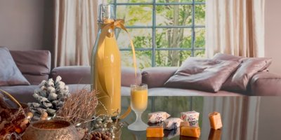 Krówka likér ve sklenici i ve sklence na stole