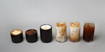 Různé šálky a sklenice s různými typy káv