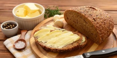 Chléb s máslem, okolo máslo, sůl, koření