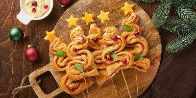 Stromečky z listového těsta se sýrovou hvězdičkou na špičce