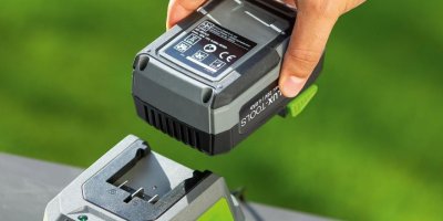 Muž drží AKU baterii