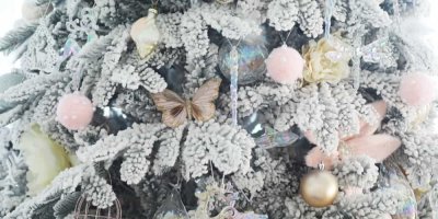 Bílý vánoční stromeček s růžovými ozdobami