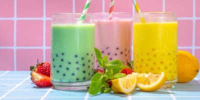 3 sklenice s barevnými nápoji s kuličkami