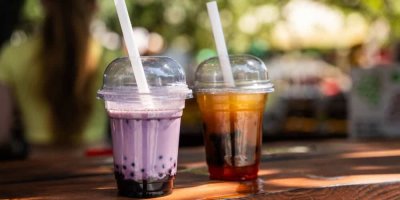 2 plastové sklenice s nápoji