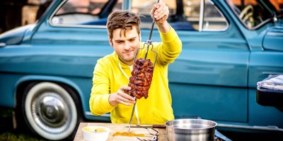 Martin Škoda připravuje grilovanou pečeni