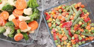 Dvě skleněné nádoby mražené zeleniny