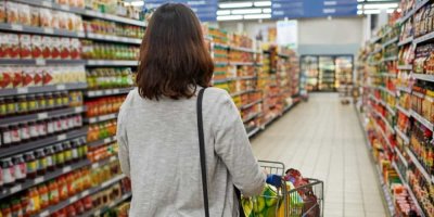 Žena nakupuje s nákupním vozíkem