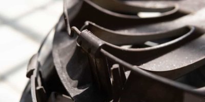 Ráfek demontované plastové krytky auta, zadní špinavá část