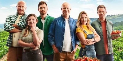 Skupina lidí před polem se saláty