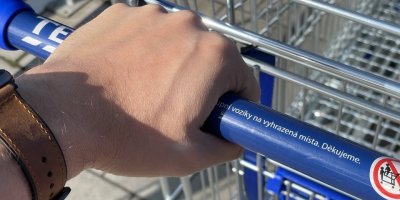 Muž drží madlo vozíku