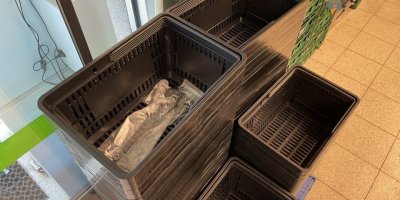 Plastové nákupní košíky v supermarketu