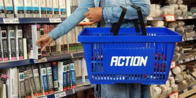 Žena nakupuje v Actionu