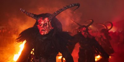 Lidé v kostýmech čertů