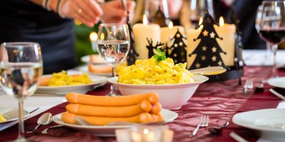 Štědrovečerní stůl s párkem a bramborami