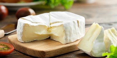 Sýr camembert rozkrojený na prkénku