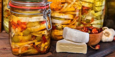 Naložený sýr ve sklenici