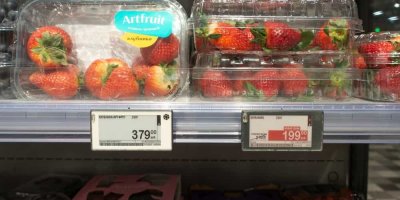 Elektronické štítky u krabiček s jahodami