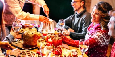 Lidé popíjí u stolu s jídlem