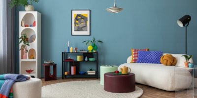 Interiér obýváku se spoustou barev