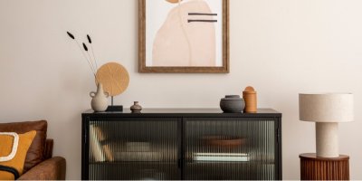 Černá komoda s dekoracemi