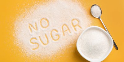 Cukr v misce a nápis NO SUGAR