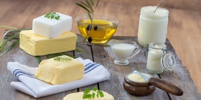 Různé druhy tuků na stole