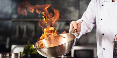 Šéfkuchař flambuje na pánvi