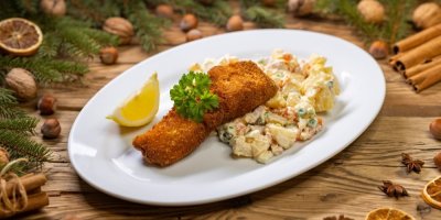 Smažený vánoční kapr se salátem