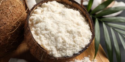 Strouhaný kokos ve skořápce od kokosu