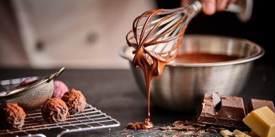 Kovová mísa a metlička s rozpuštěnou čokoládou