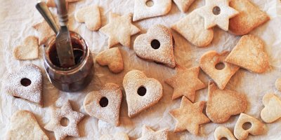 Upečené linecké cukroví a rybízová marmeláda