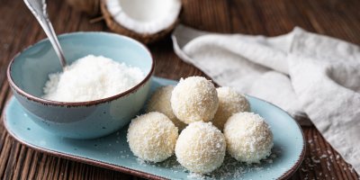 Kokosky a miska s kokosem