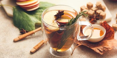 Sklenice čaje s jablky a kořením