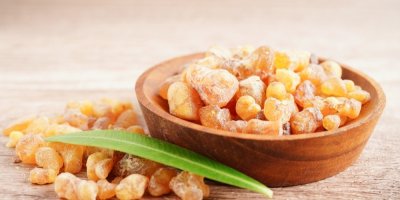 Kadidlo v misce a vedle ní