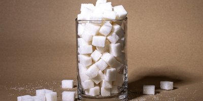 Sklenice naplněná kostkami cukru