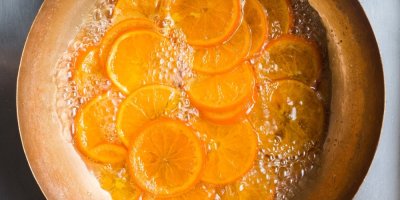 Vařící se kousky pomerančů