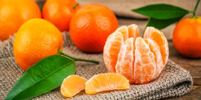 Mandarinky a oloupaná mandarinka