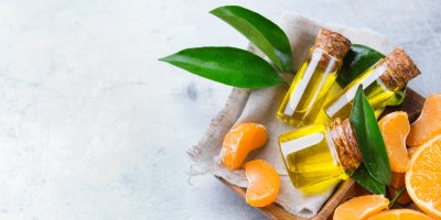 Lahvičky mandarinkové tinktury a měsíčky mandarinek