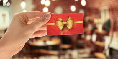 Ženská ruka držící dárkovou kartu